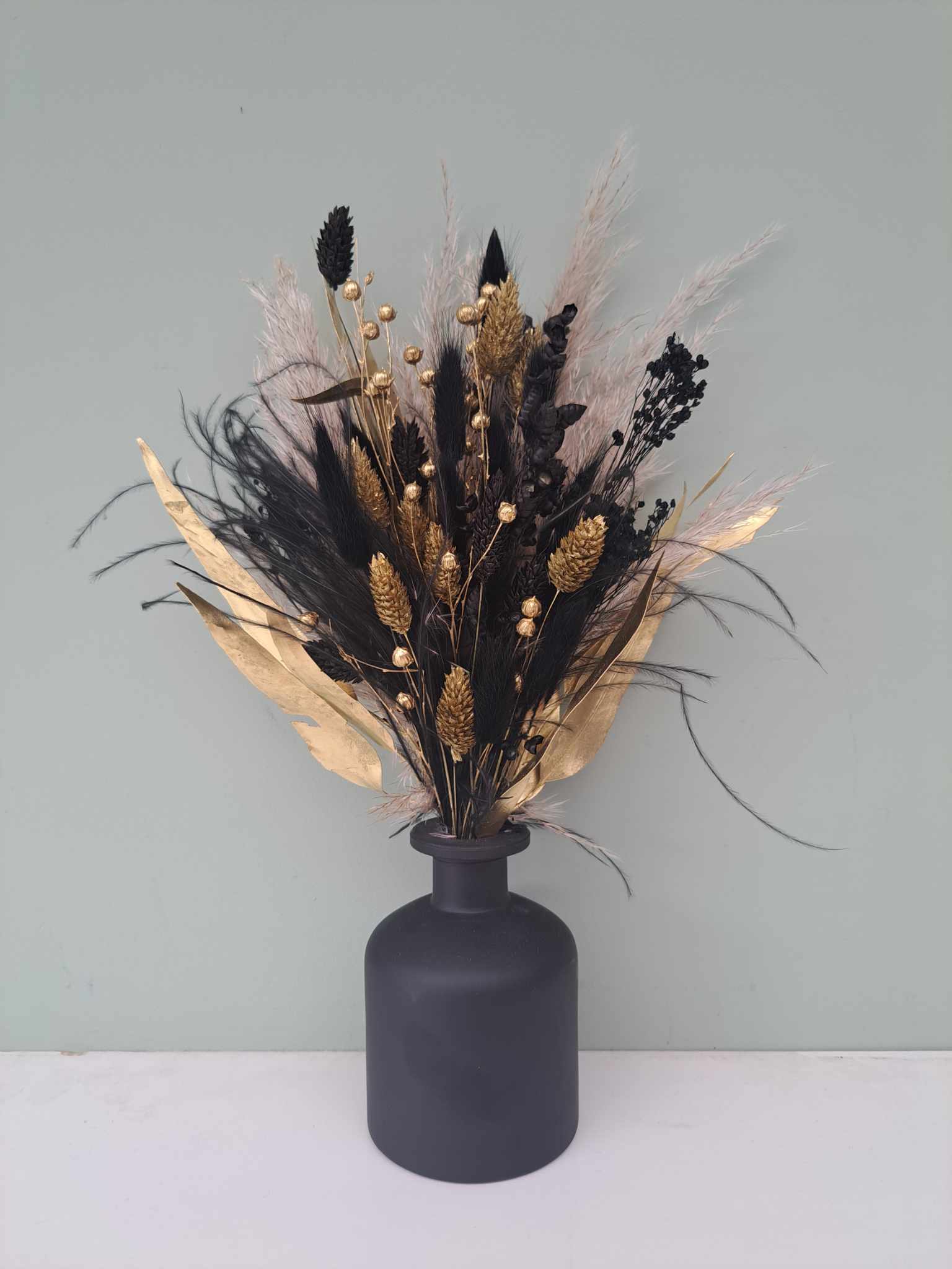 Matte gekleurde vaas met boeket droogbloemen