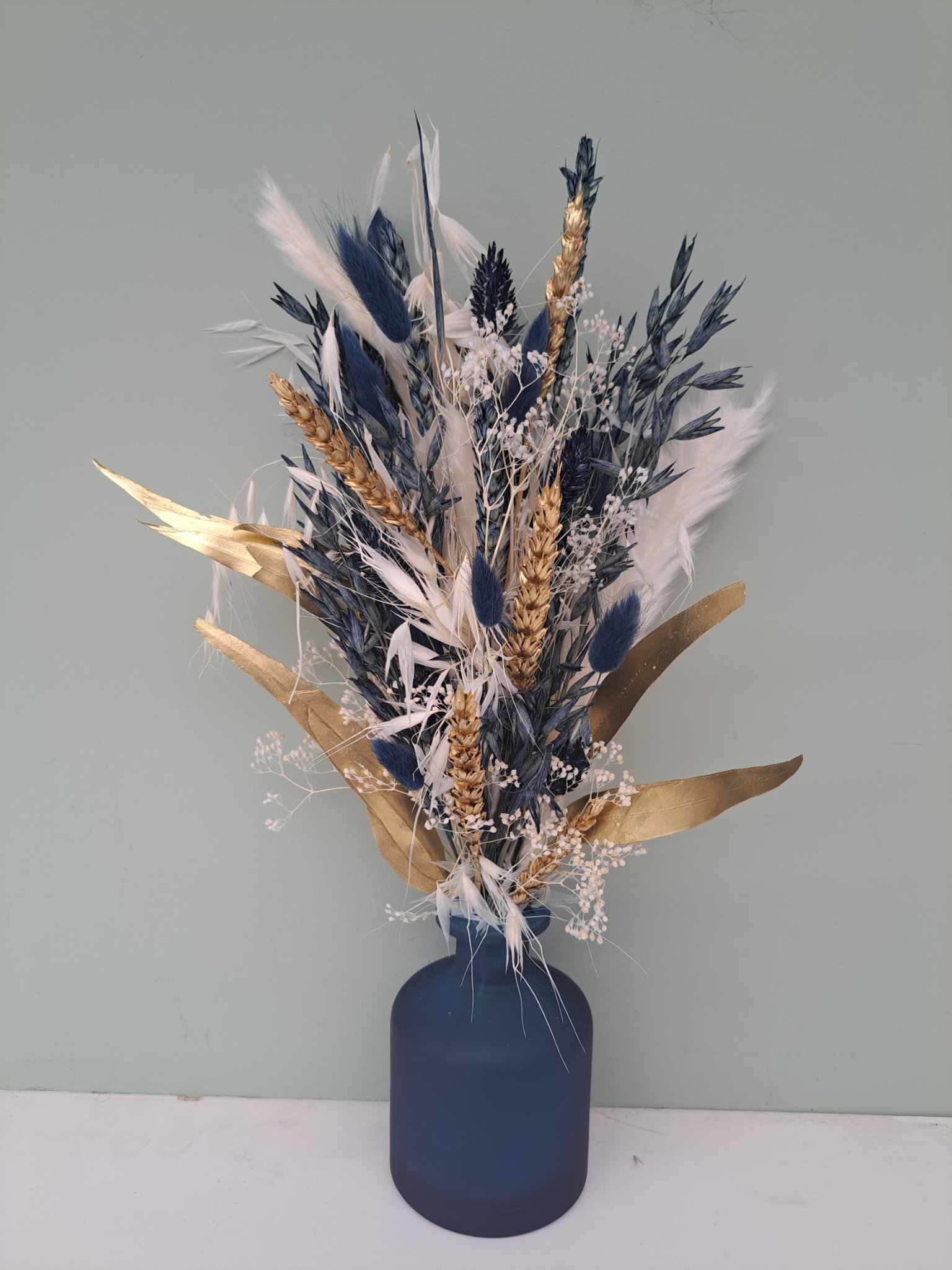 Matte gekleurde vaas met boeket droogbloemen