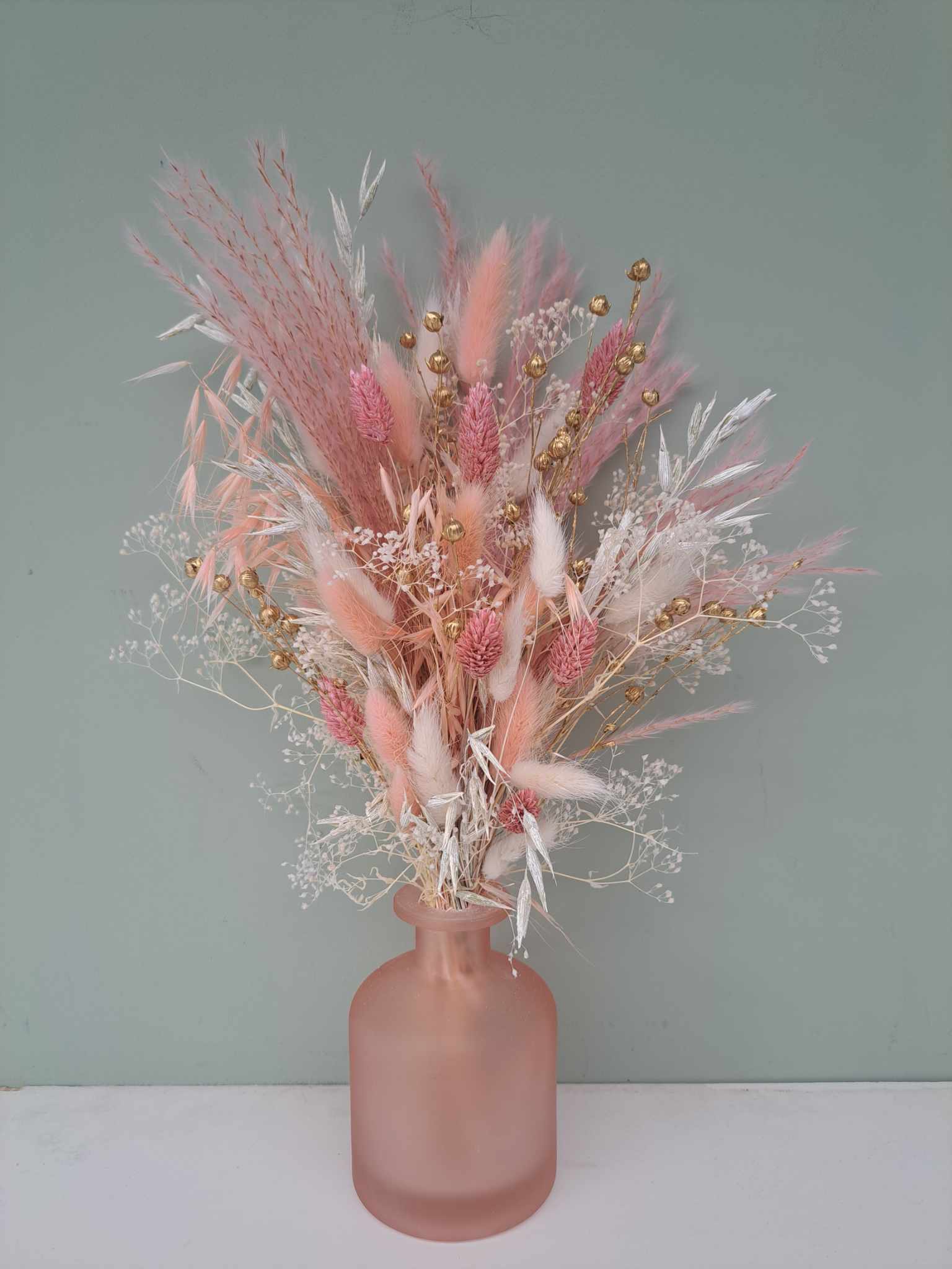 Matte gekleurde vaas met boeket droogbloemen