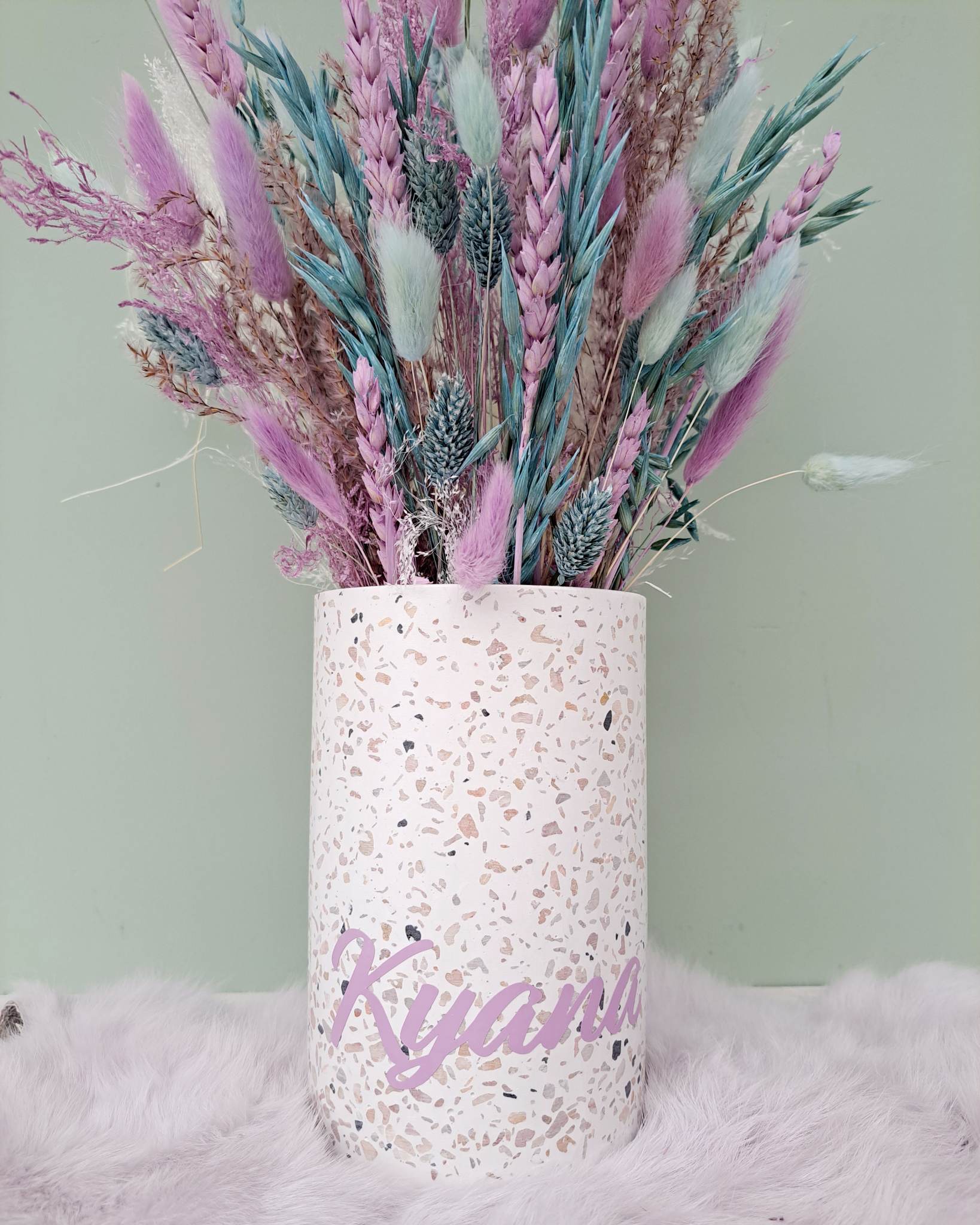 Gepersonaliseerde Terrazzo vaas met droogboeket paars/l.blauw