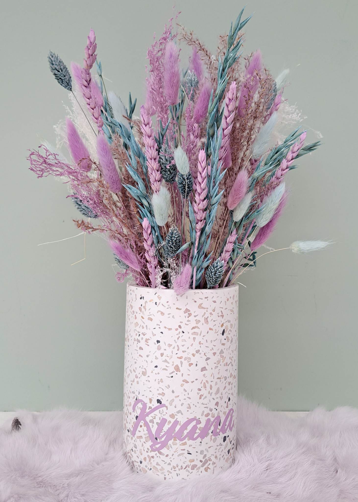 Gepersonaliseerde Terrazzo vaas met droogboeket paars/l.blauw
