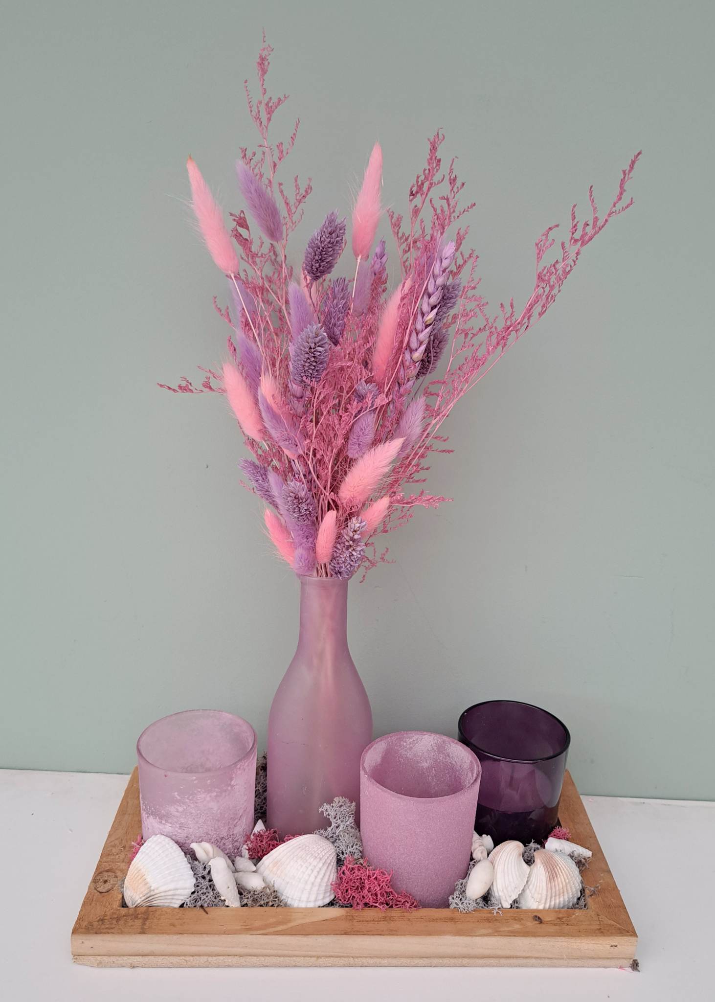Droogbloemen met vaas en t-lichtjes op plankje