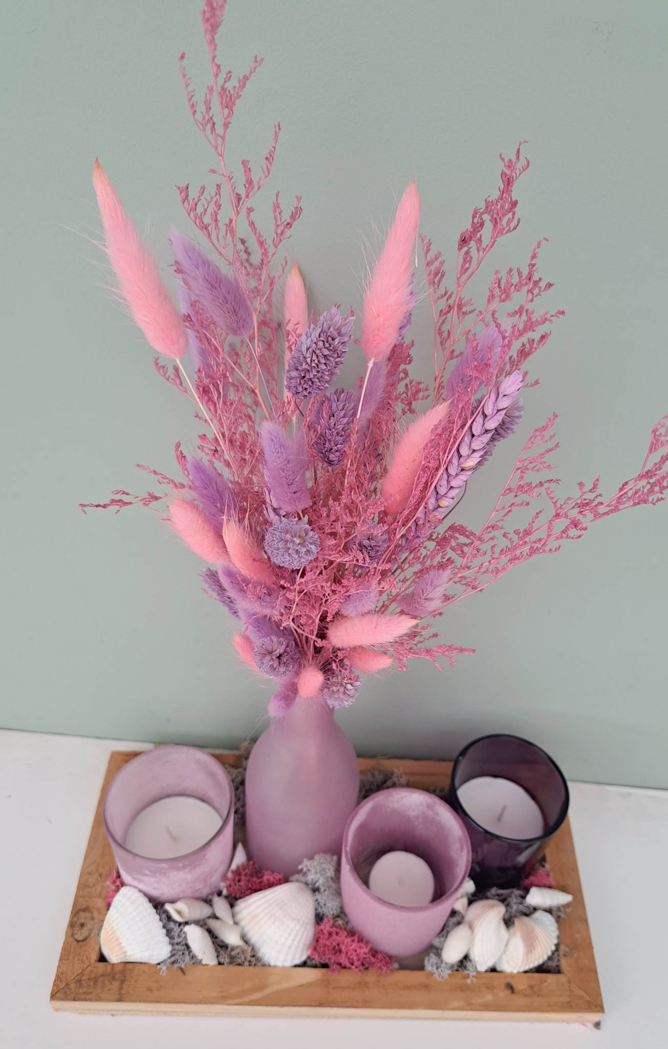 Droogbloemen met vaas en t-lichtjes op plankje