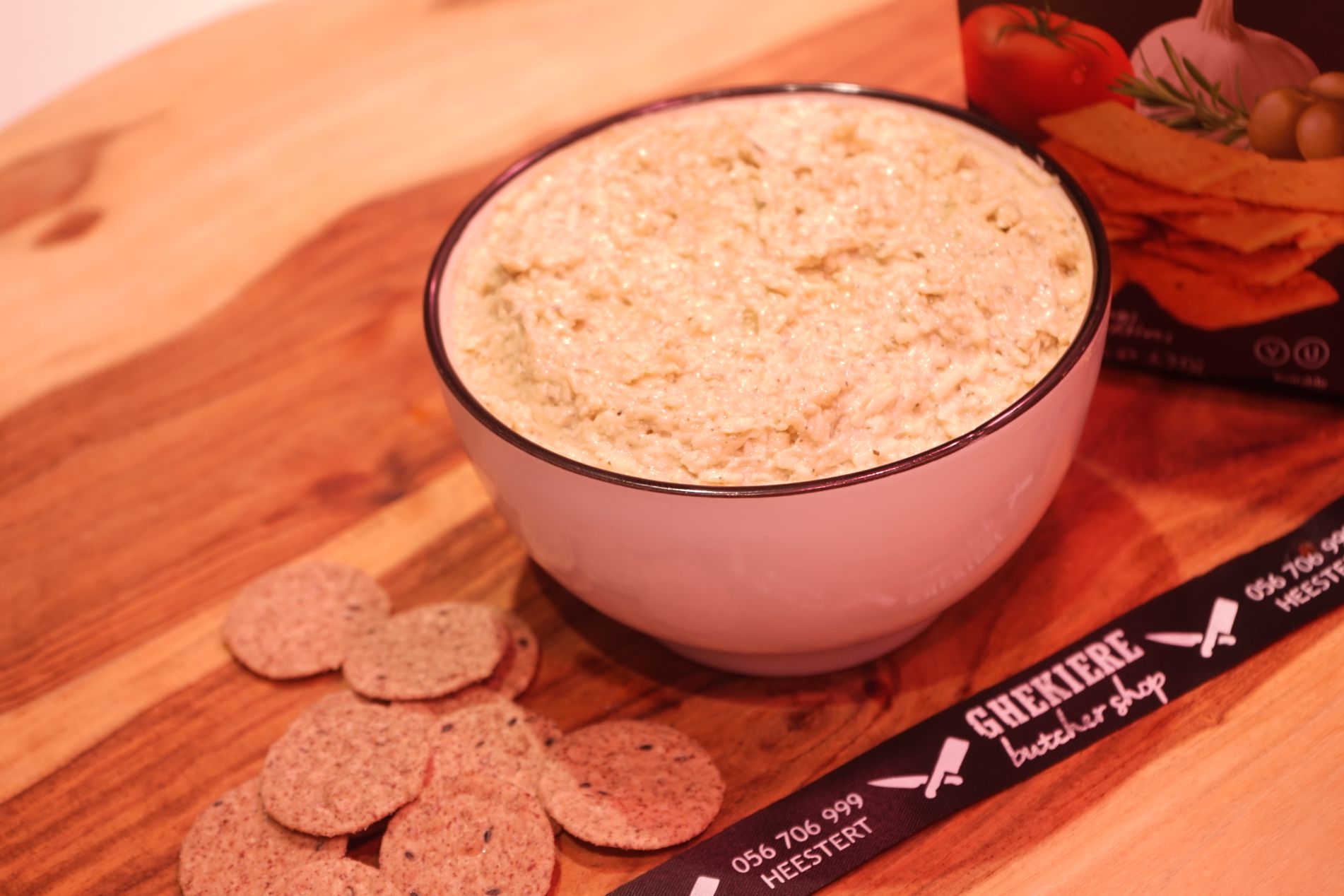 Tapenade met oudbruggekaas en groene pesto