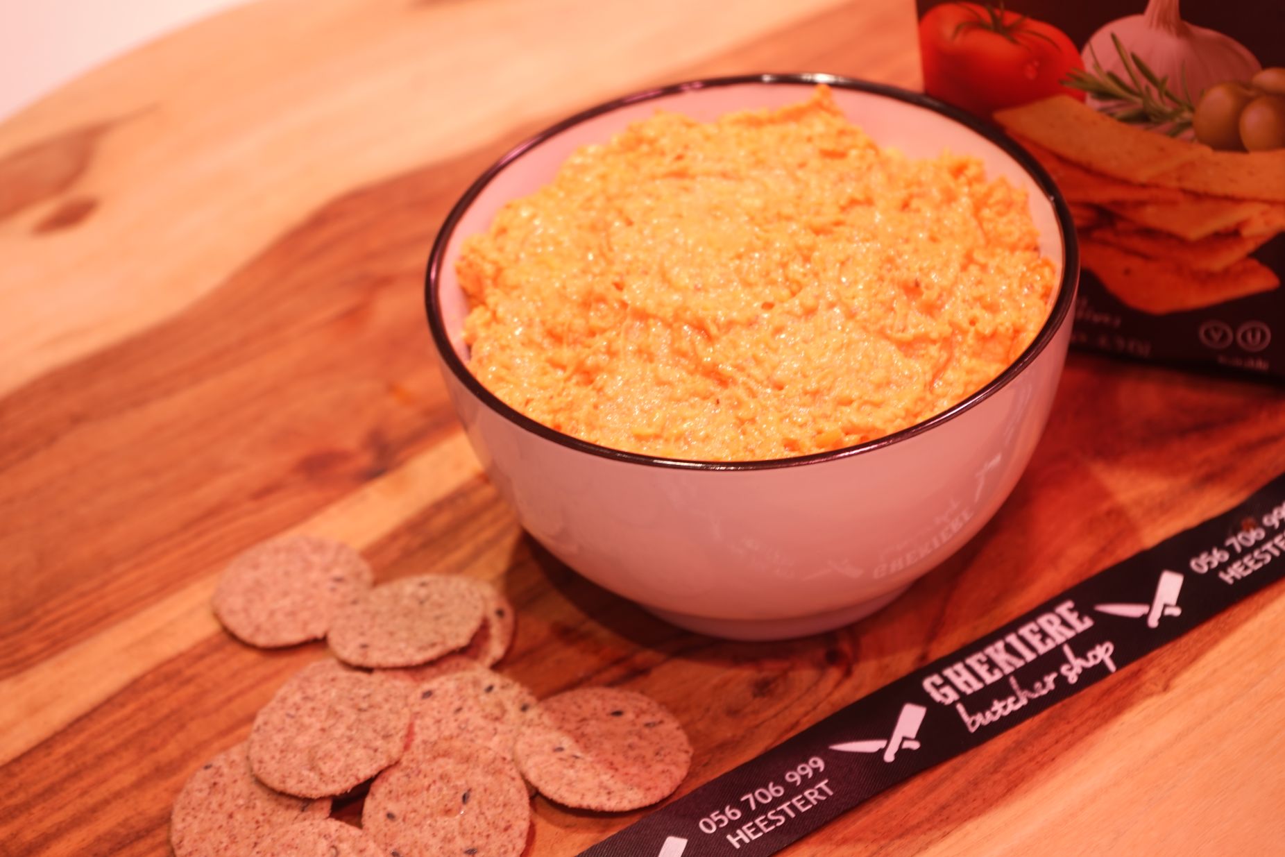 Tapenade met oudbruggekaas en rode pesto